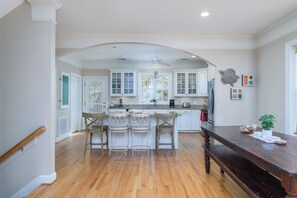 Kühlschrank, Mikrowelle, Herdplatte, Geschirrspüler