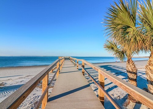 Pools + Tennis | Walk to Shops & Restaurants | Coastal Condo