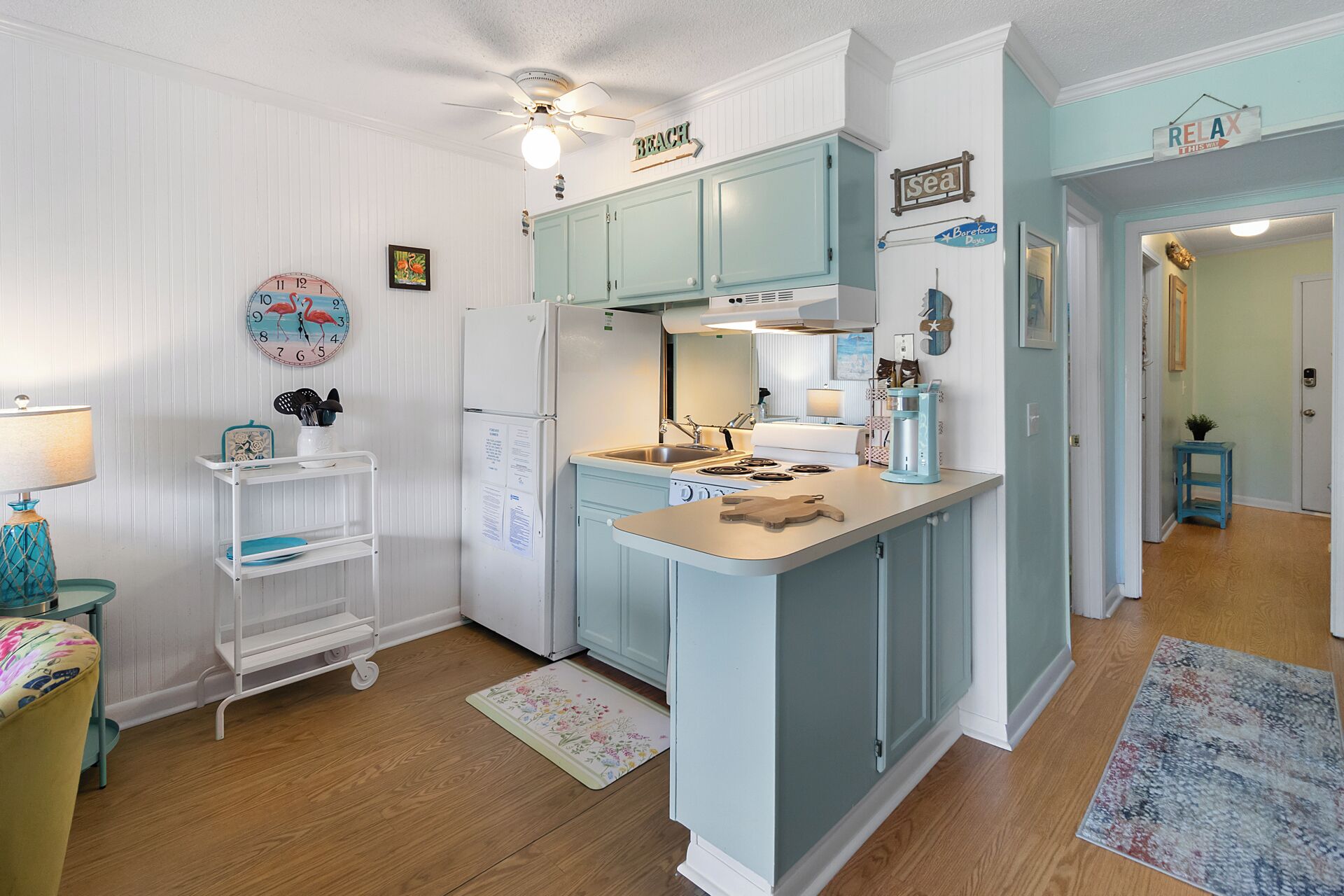 Frigorífic, microones, placa de cuina i cafetera i tetera 