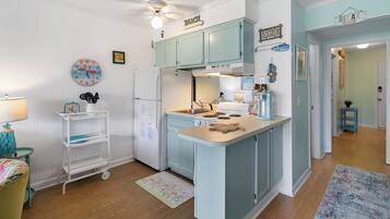 Frigorífic, microones, placa de cuina i cafetera i tetera