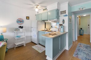 Kjøleskap, mikrobølgeovn, kokeplater og kaffetrakter/tekoker