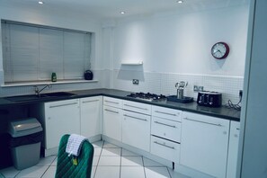 Private kitchen - Cozy 2-Bedroom house with 4bed and parking  (Gillingham)