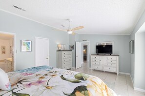 3 bedrooms, desk, iron/ironing board, free WiFi - Walk to the Beach | Fenced Yard | Pet-friendly│Close to Restaurants & Shops (Tybee Island)