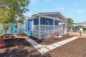 Exterior - Walk to the Beach | Fenced Yard | Pet-friendly│Close to Restaurants & Shops (Tybee Island)