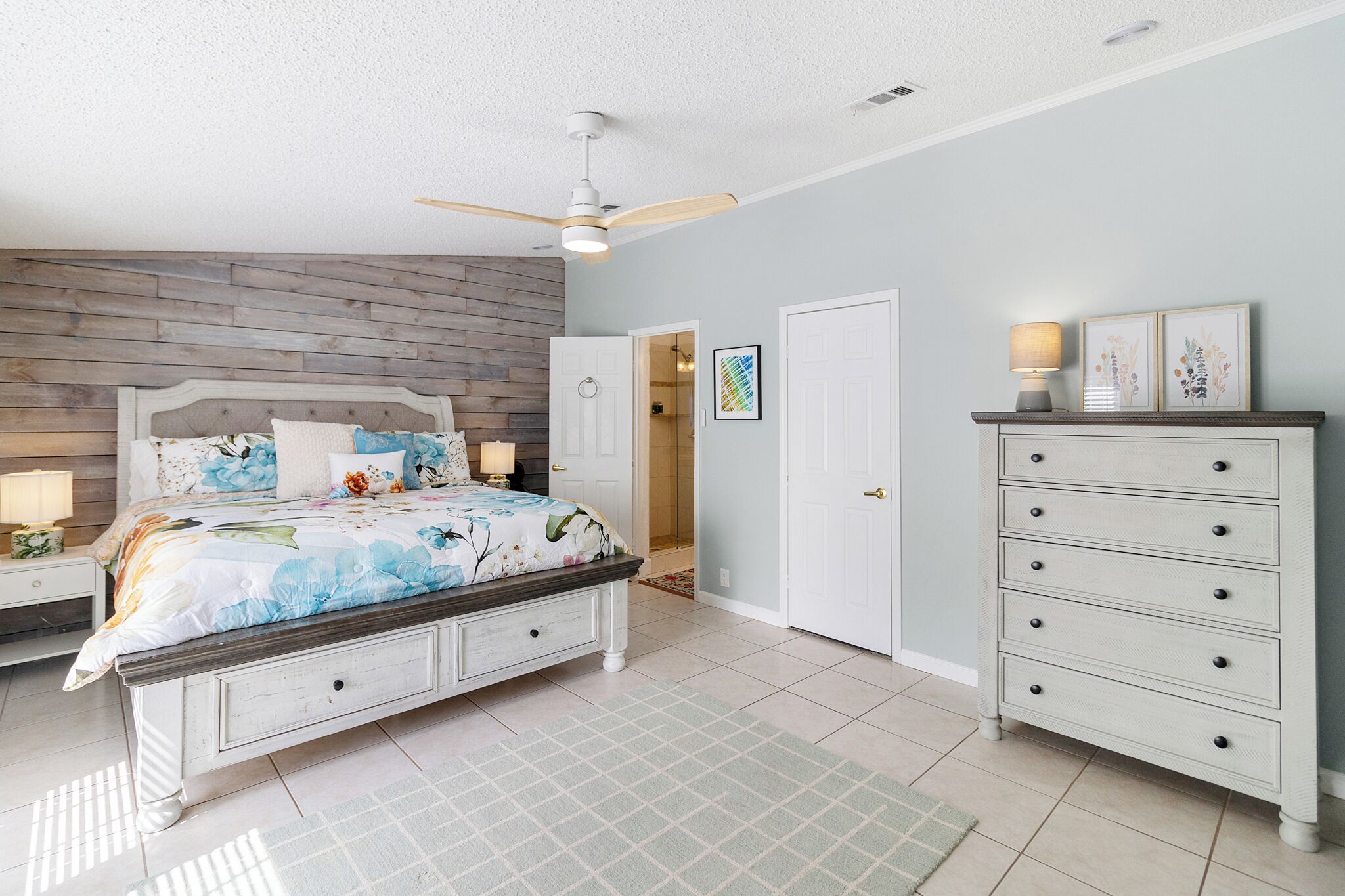 3 bedrooms, desk, iron/ironing board, free WiFi