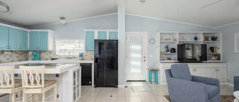 Een koelkast, een microgolfoven, een kookplaat, een vaatwasser