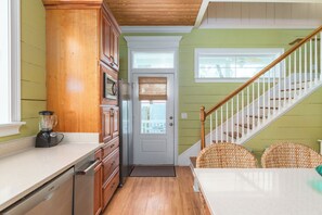 Frigorífico, microondas, placa de cocina y lavavajillas