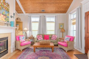 Una televisión, una chimenea