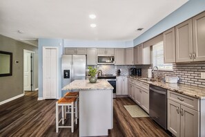 Réfrigérateur, micro-ondes, plaque de cuisson, lave-vaisselle