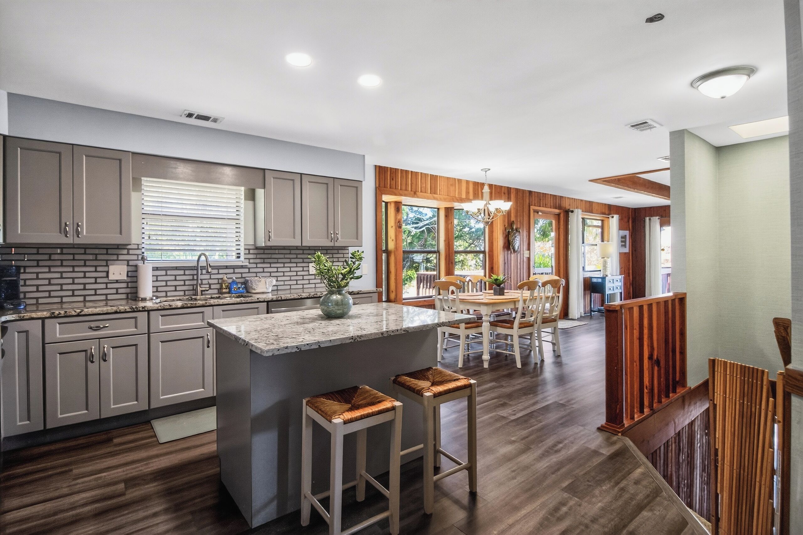 Réfrigérateur, four à micro-ondes, surface de cuisson, lave-vaisselle