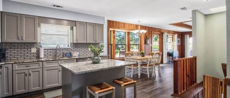 Réfrigérateur, four à micro-ondes, surface de cuisson, lave-vaisselle