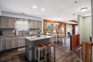 Fridge, microwave, stovetop, dishwasher