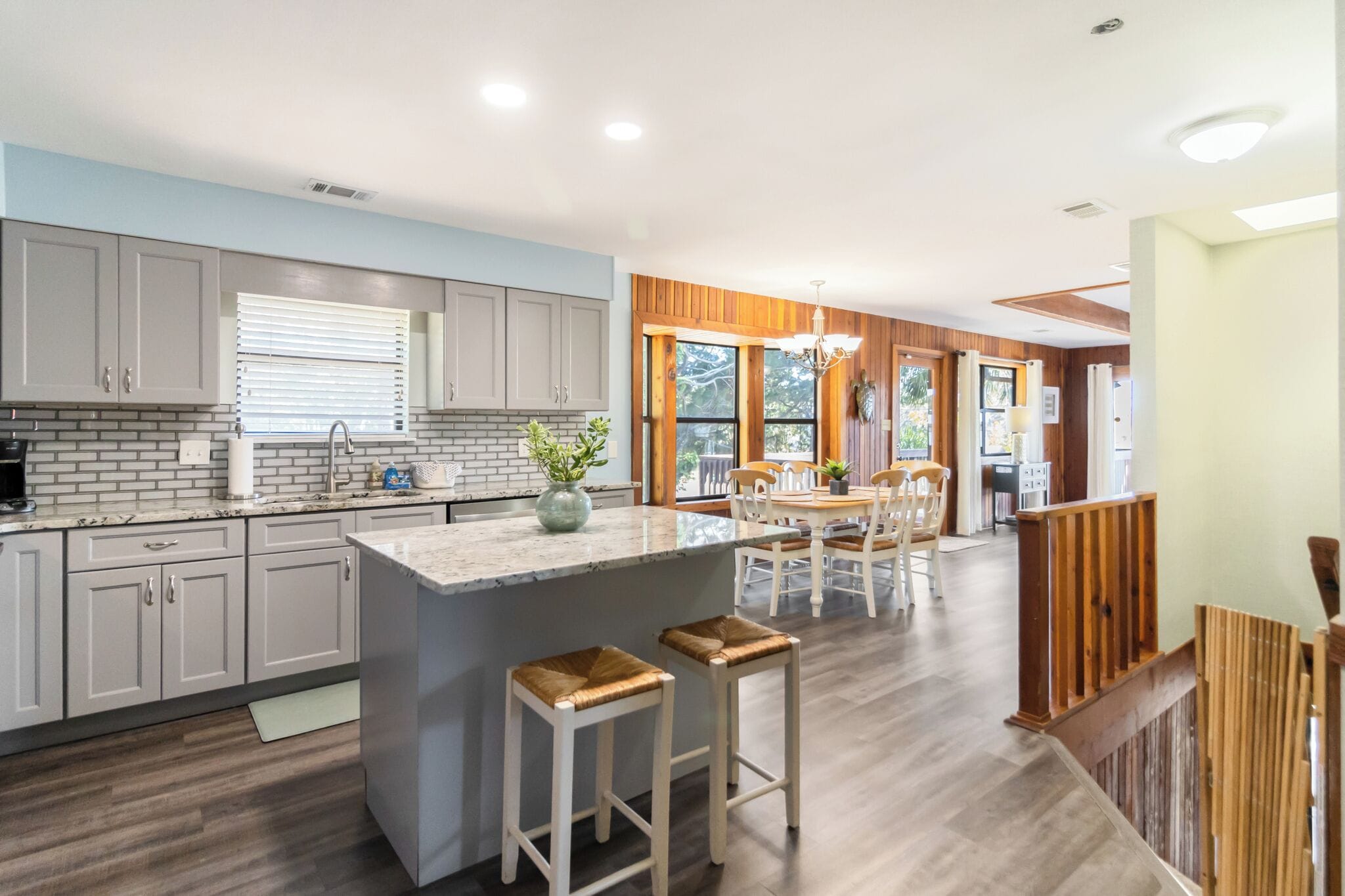 Kühlschrank, Mikrowelle, Herdplatte, Geschirrspüler