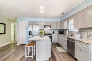 Refrigerador, microondas, parrilla de estufa y lavavajillas 