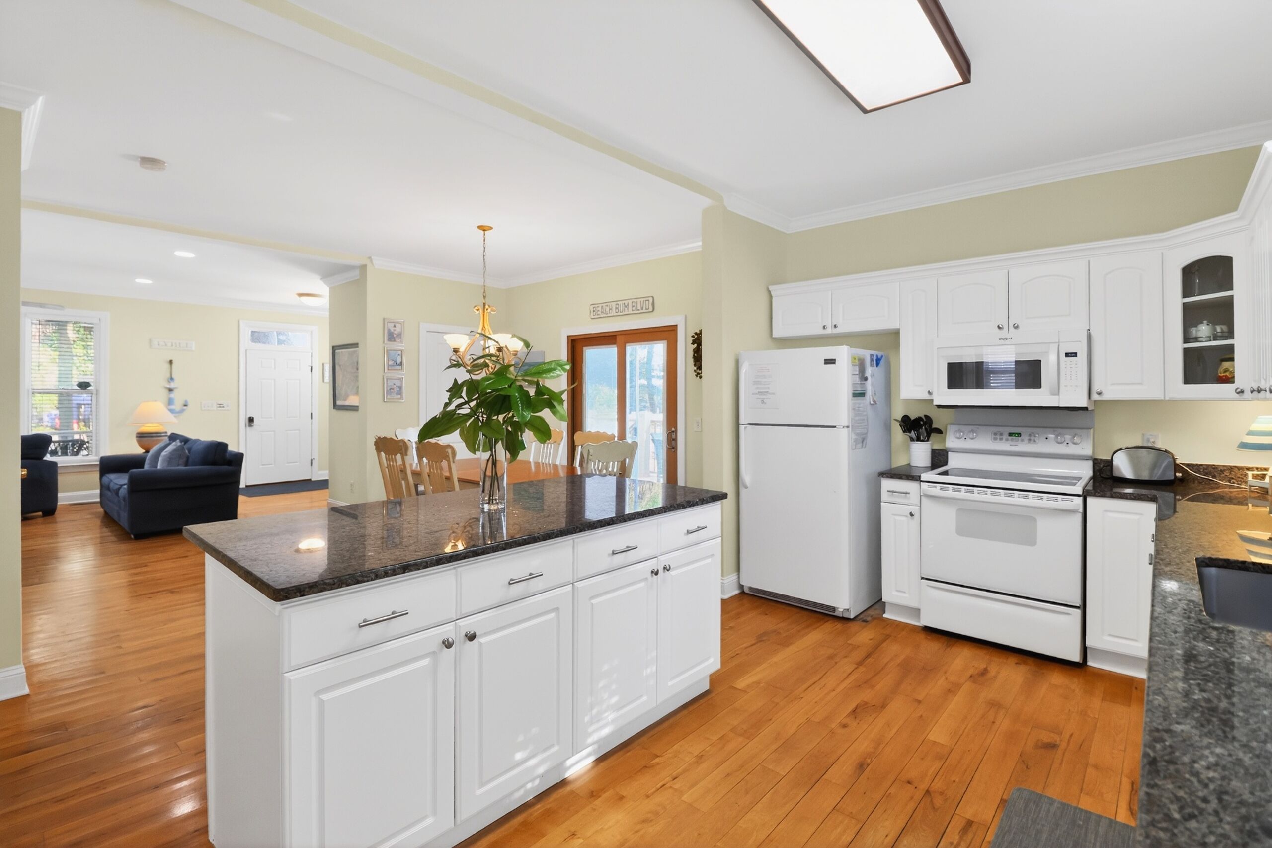 Coffee/tea maker, fridge, microwave, stovetop