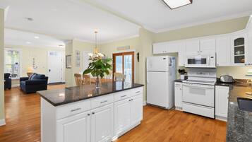 Coffee/tea maker, fridge, microwave, stovetop