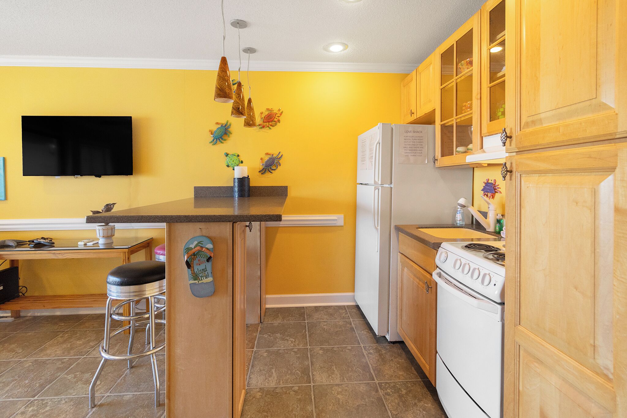 Kjøleskap, mikrobølgeovn, kokeplater og kaffetrakter/tekoker