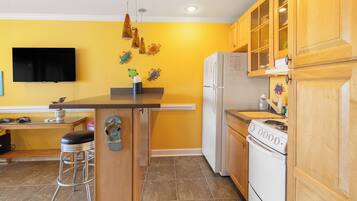 Réfrigérateur, four à micro-ondes, surface de cuisson, cafetière-théière