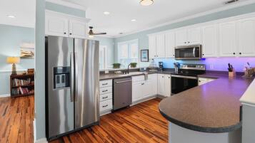 Coffee/tea maker, fridge, microwave, stovetop