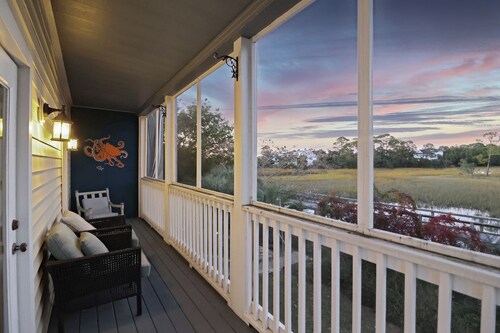 Sunset View Retreat | Screened Porch + Outdoor Lounge