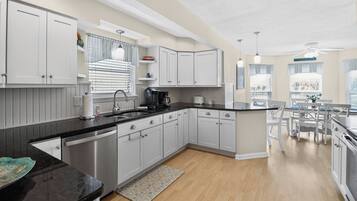Fridge, microwave, stovetop, dishwasher