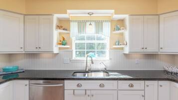 Kylskåp, mikrovågsugn, spishäll och diskmaskin