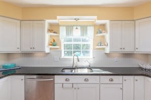 Kylskåp, mikrovågsugn, spishäll och diskmaskin