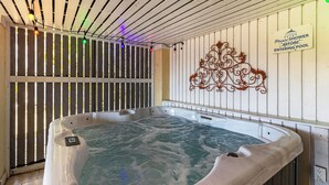 Un bain à remous avec un panneau indiquant qu’il faut prendre une douche avant d’entrer dans la piscine.