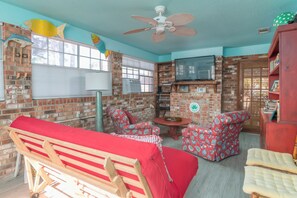 スマートテレビ、テーブルサッカー台、書庫