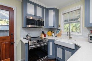 Réfrigérateur, micro-ondes, plaque de cuisson, lave-vaisselle
