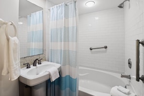 Een douche, een haardroger, handdoeken
