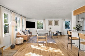 Téléviseur connecté, table de baby-foot, livres, bureau