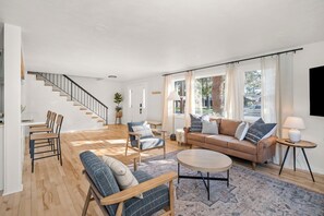 TV connectée, baby-foot, livres, espaces bureaux