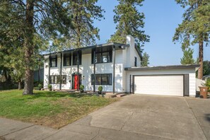 Exterior - Beautiful 3 story villa with room for 17 people -  outdoor POOL and indoor SAUNA (Spokane)