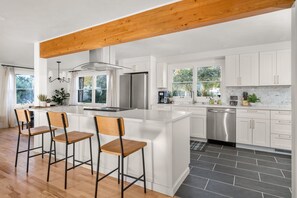 Réfrigérateur, four à micro-ondes, un four, surface de cuisson