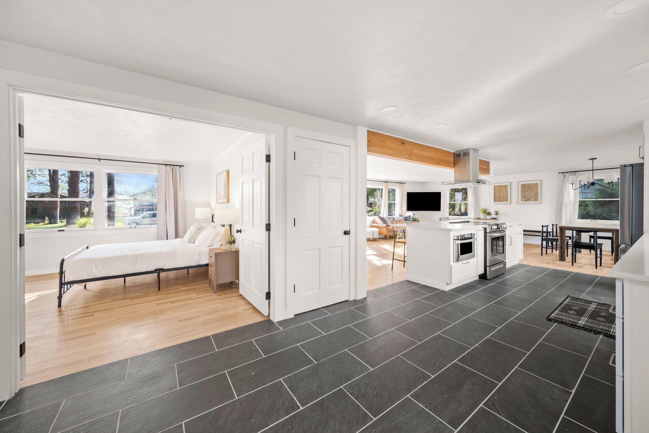 6 slaapkamers, een bureau, reisbedje, gratis wifi