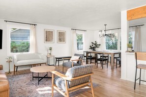 TV connectée, baby-foot, livres, espaces bureaux