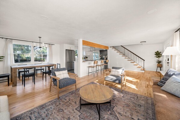 Smart TV, futbolito, libros y oficina 