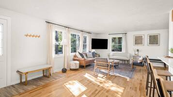 Smart-TV, Tischfußball, Bücher, Arbeitsbereiche