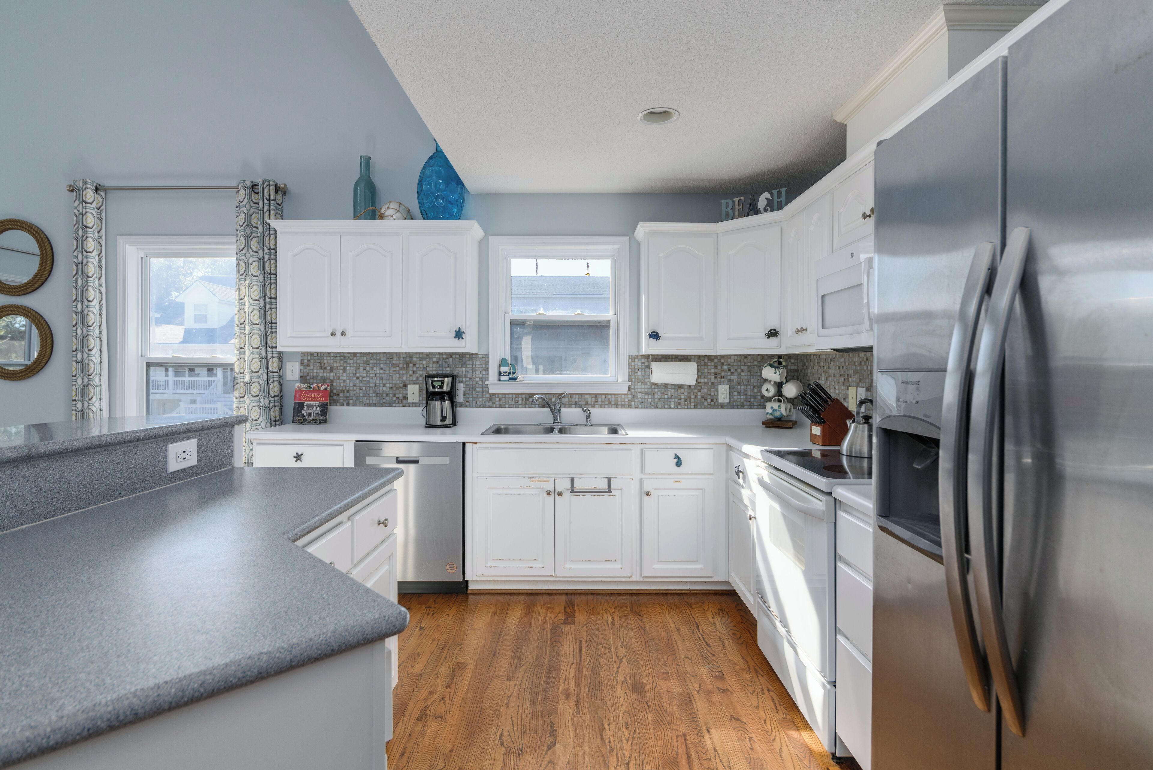 Kühlschrank, Mikrowelle, Herdplatte, Geschirrspüler