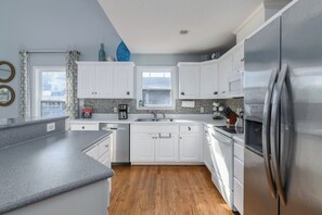 Fridge, microwave, stovetop, dishwasher