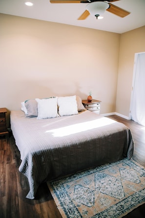 2 bedrooms, desk, WiFi, bed sheets