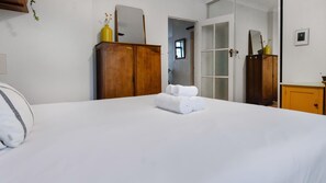 1 bedroom, desk, free WiFi, bed sheets