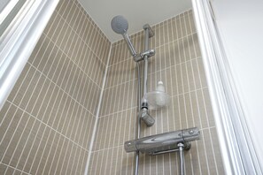 Premium House, Ensuite (Off street Parking) | Bathroom | Combined shower/tub, free toiletries, hair dryer, towels - Modern 4 Bed Townhouse with Parking (Nottingham)
