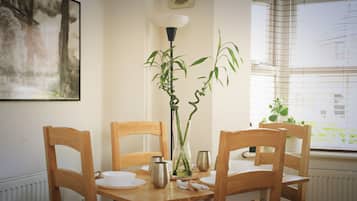 Premium House, Ensuite (Off street Parking) | Private kitchen | Full-sized fridge, microwave, oven, stovetop