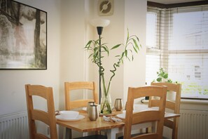 Premium-talo, kylpyhuone makuuhuoneen yhteydessä (Off street Parking) | Yksityinen keittiö | Täysikokoinen jääkaappi, mikroaaltouuni, uuni, liesi
