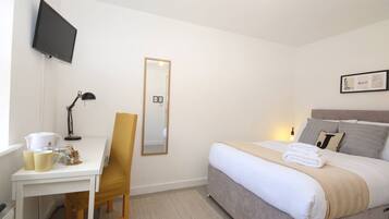 Premium House, Ensuite (Off street Parking) | 4 bedrooms, blackout drapes, iron/ironing board, travel crib