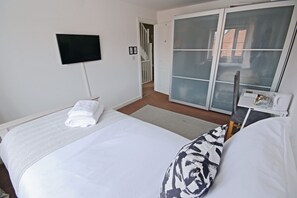 4 bedrooms, blackout curtains, iron/ironing board, travel cot - Modern 4 Bed Townhouse with Parking (Nottingham)