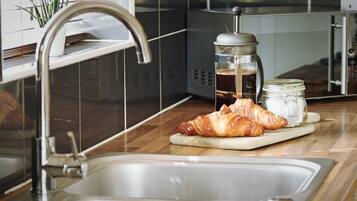 Premium House, Ensuite (Off street Parking) | Dapur peribadi | Peti sejuk/penyejuk beku saiz penuh, ketuhar gelombang mikro, ketuhar