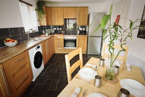 Premium House, Ensuite (Off street Parking) | Private kitchen | Full-size fridge, microwave, oven, stovetop - Modern 4 Bed Townhouse with Parking (Nottingham)